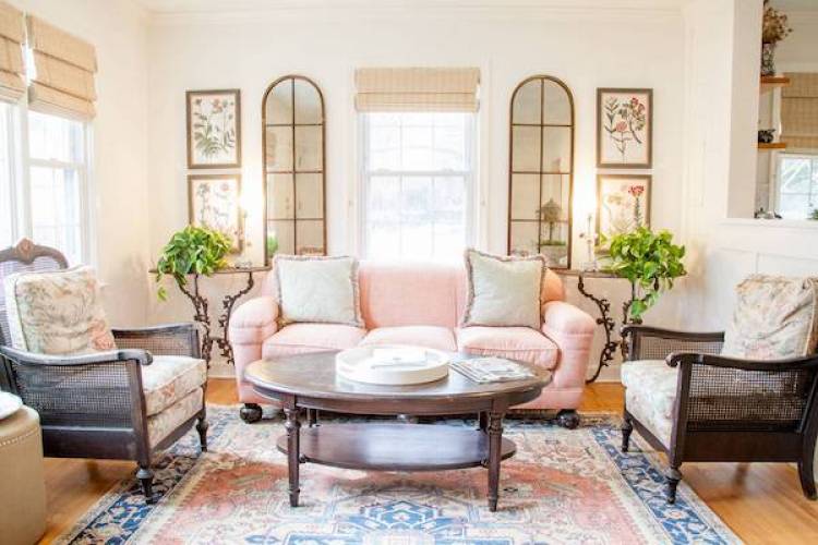 A Charlottesville vacation rental's living room A Charlottesville vacation rental's living room
